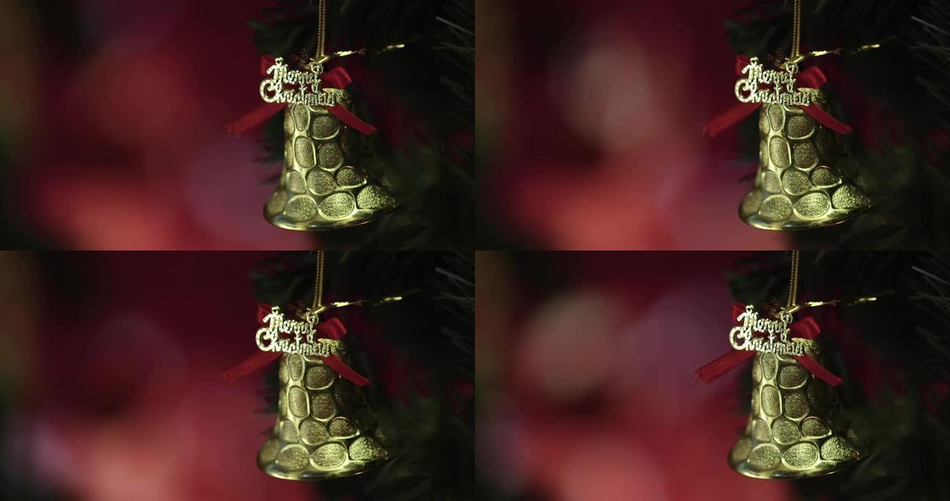 圣诞快乐祝福话语金色装饰钟挂在松树树枝上，壁炉中的火焰模糊背景。圣诞装饰和年底快乐的想法。