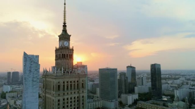 带有摩天大楼的城市天际线。华沙市中心的空中全景