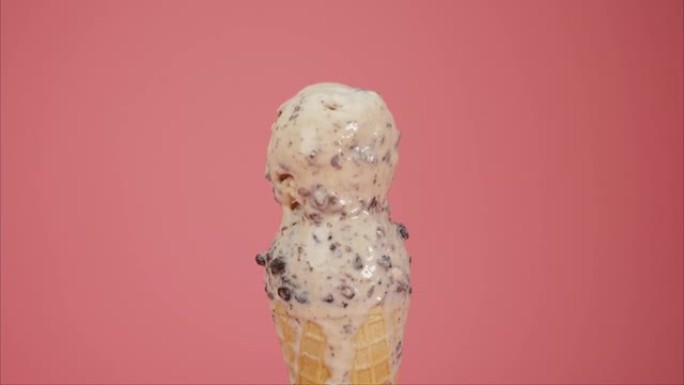 时间流逝，两种口味的冰淇淋在圆锥体上融化。