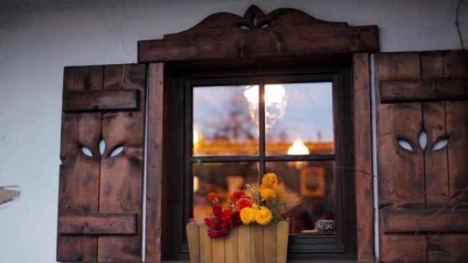 乡村别墅中带鲜花和木制百叶窗的舒适美丽窗户