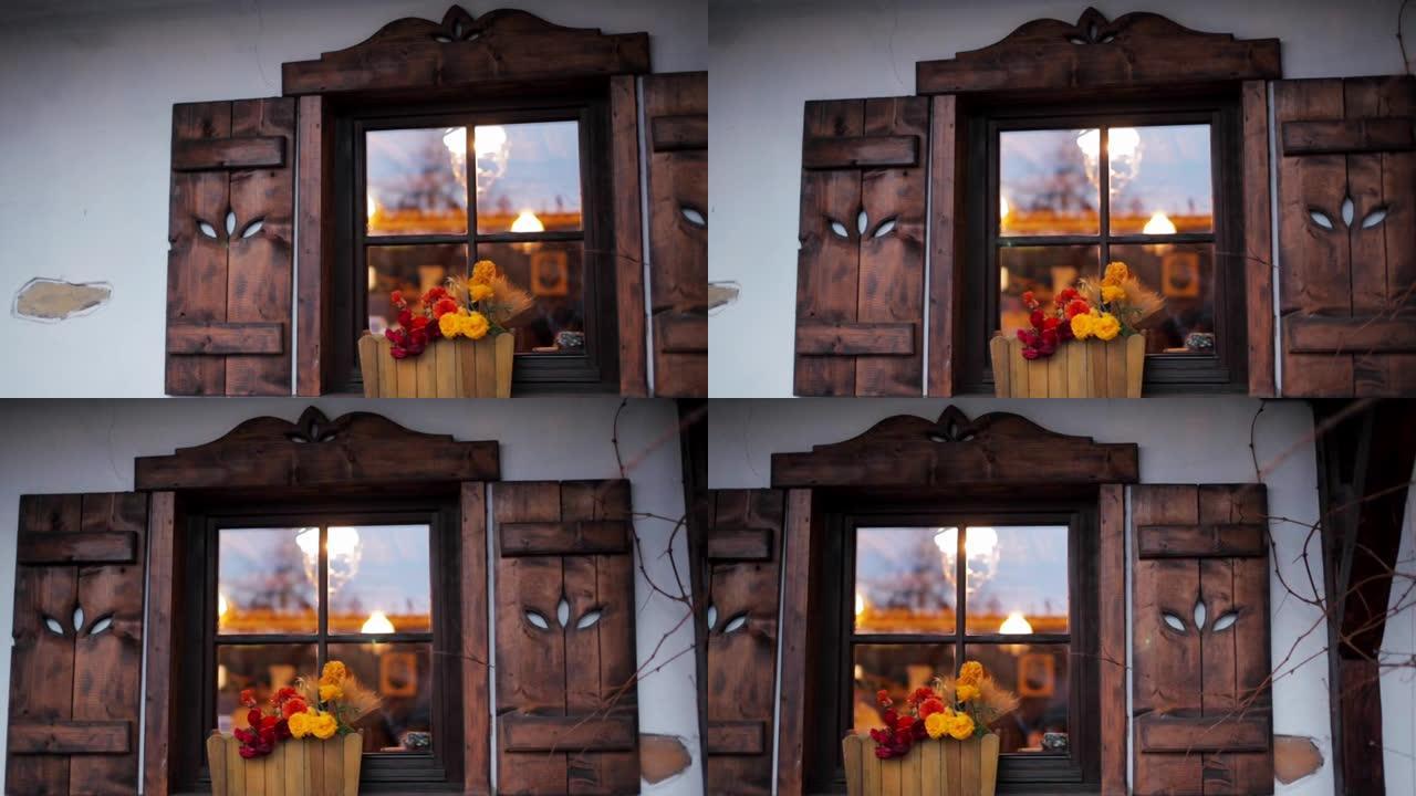 乡村别墅中带鲜花和木制百叶窗的舒适美丽窗户