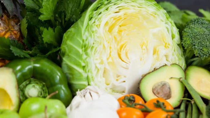 绿色和橙色蔬菜的新鲜有机素食视频