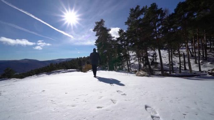 人在山上刚落下的雪上留下脚印。瓜达拉马马德里。