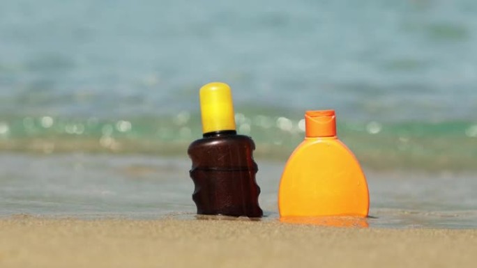 在温暖的晴天，热带海边沙滩上的防晒霜特写镜头。护肤概念