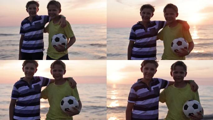 十几岁的男孩在海滩上踢足球