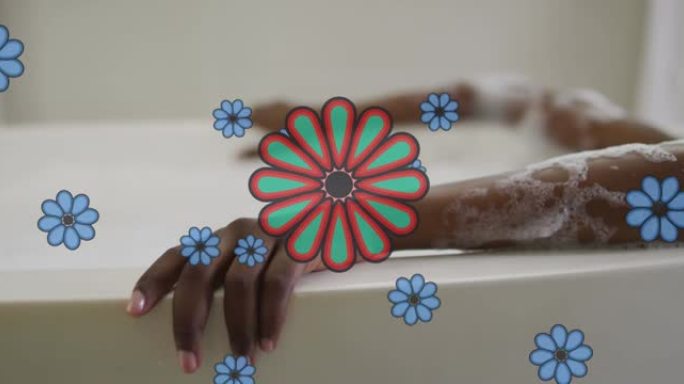 快乐的非洲裔美国妇女在家里洗澡时放松的蓝色花朵动画