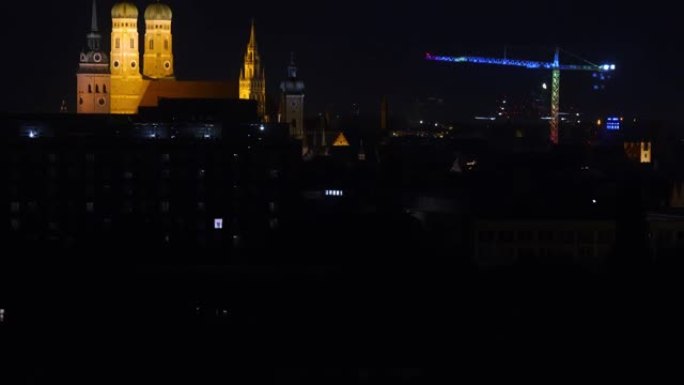 带圣母教堂和起重机的慕尼黑夜景