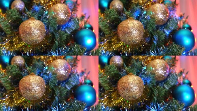 圣诞之夜用蓝色和金色球装饰圣诞树