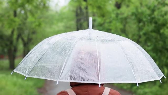 街上雨下有透明伞的女人，特写，后视图