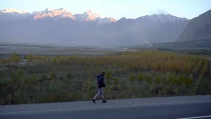 秋天在喜马拉雅山的路上行走的人