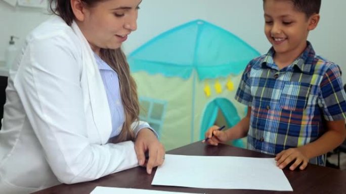 儿童心理学家与患者一起绘画