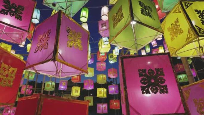 在宜彭节的纸灯笼装饰在清迈市中心，