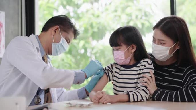 年轻女孩敢于为孩子的健康生活接种疫苗-恐惧感新型冠状病毒肺炎