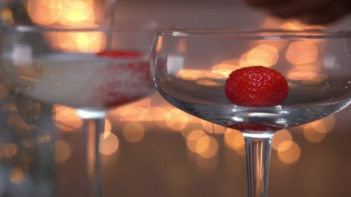 香槟与草莓一起倒入酒杯中。圣诞节，新年