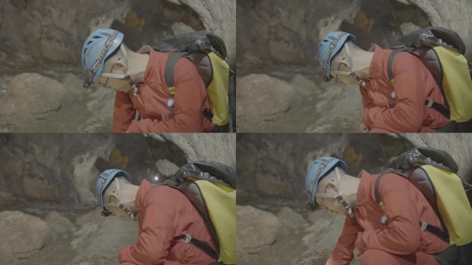 M1科考人员在洞穴里的地下暗河旁考察