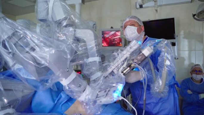 未来手术室的外科医生。未来医院手术室自动化机器人手机和外科医生