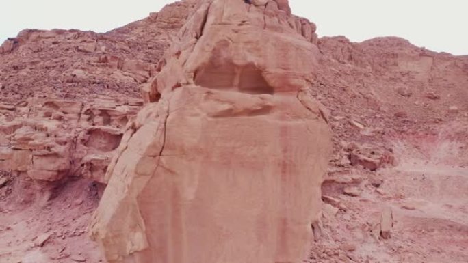 红山沙漠景观中的岩石地层丰富