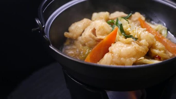 motsunabe的视频。日本料理搭配牛肚和蔬菜。