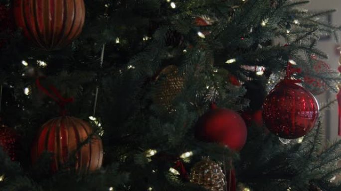用装饰品特写圣诞树。花环灯和彩色球