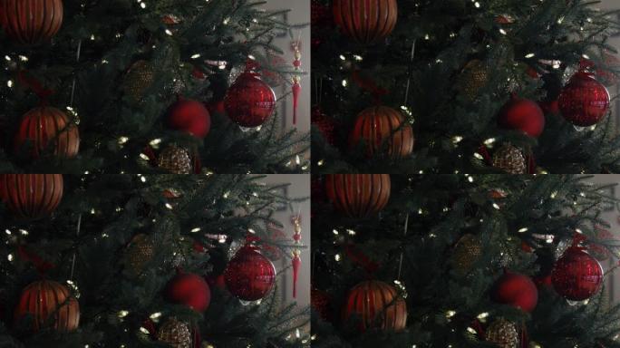 用装饰品特写圣诞树。花环灯和彩色球