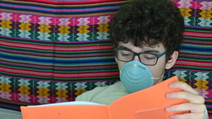 一个卧床不起的高加索男孩戴着蓝色防护面具。