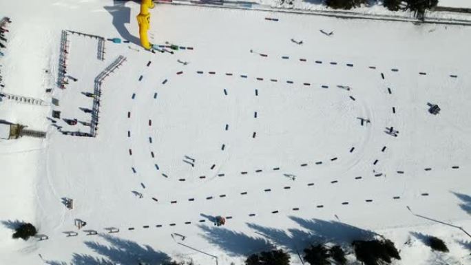空中俯瞰冬季滑雪运动。滑雪者跑完马拉松全程。冬季运动比赛