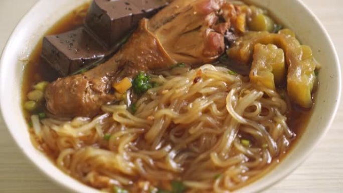 棕色汤碗炖鸡肉面条 -- 亚洲美食风格