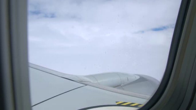 飞机进入云层，景色变得全白。