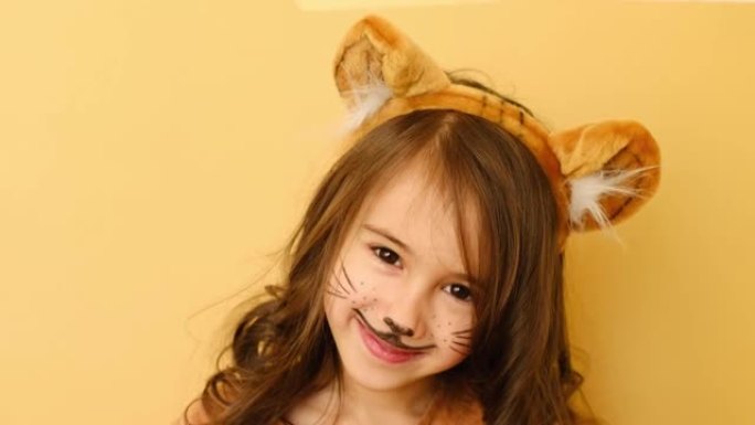 长头发的女孩，以老虎的形象戴着耳朵的帽子转身。