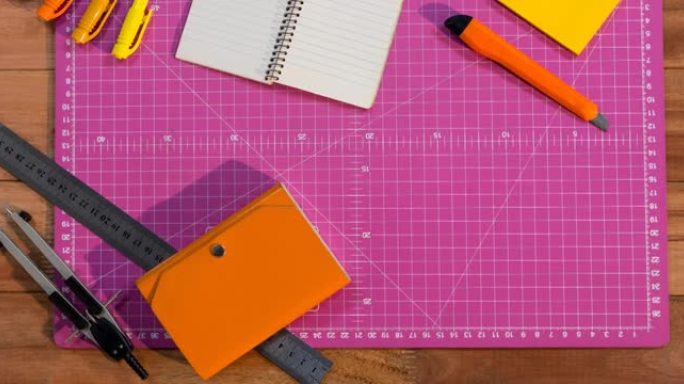 粉红色工艺垫上的记事本和工艺工具的动画