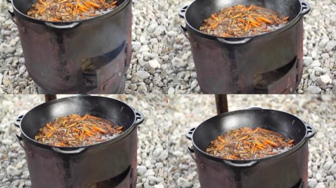 在炉子上的大锅中炖胡萝卜，用于乌兹别克抓饭