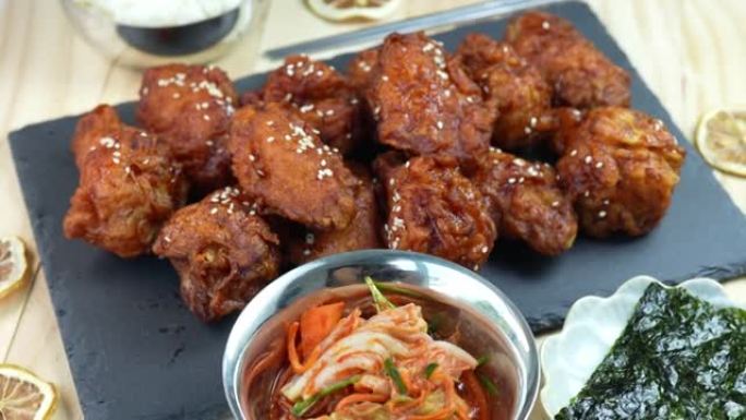 韩国辣酱炸鸡传统韩国食品，炸鸡米饭和泡菜泡菜放在木桌上。