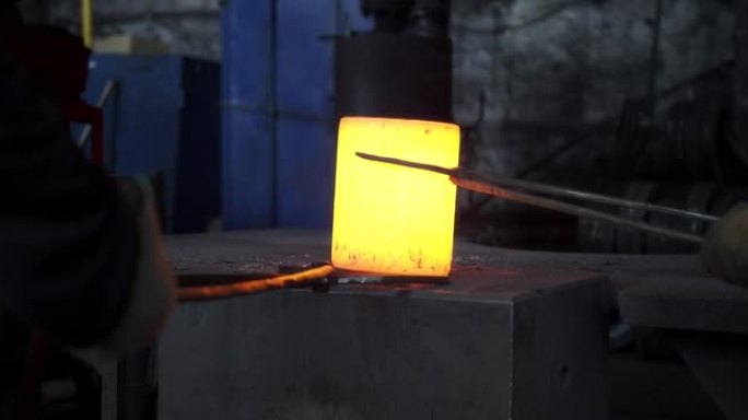 铁水锻造。重工业和大型金属结构的生产