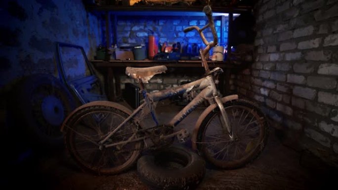 旧生锈的自行车。车库里的父母继承。