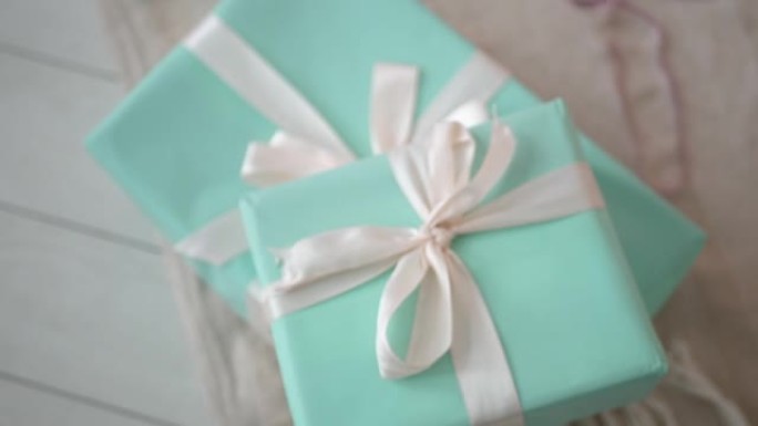 蓝色谎言盒中的圣诞礼物接下来是家里装饰的圣诞树