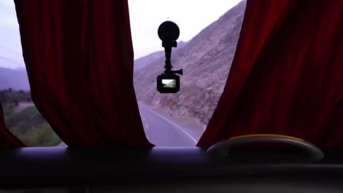 前窗固定在旅行巴士挡风玻璃上的摄像头，以记录整个旅程