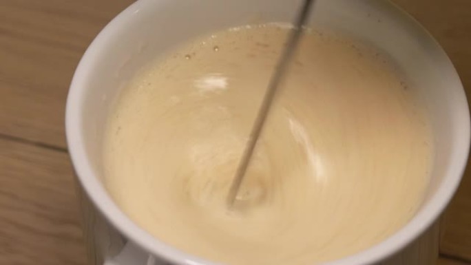 牛奶和咖啡起泡并混合特写视频