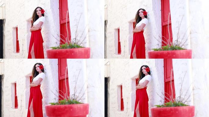 红色连衣裙的幸福女人