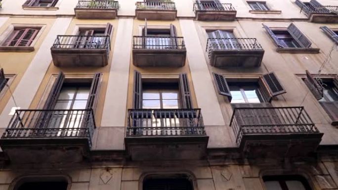 欧洲老城区带阳台的住宅。巴塞罗那狭窄街漂亮公寓楼的正面。旅行，建筑概念。斯蒂安卡姆开枪。