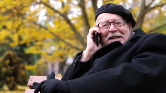 老人用手机与亲戚交流