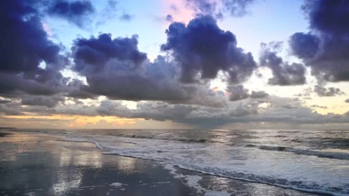 在特塞尔岛 (Texel island) 经历了风雨如磐的秋日之后，北海海滩的日落