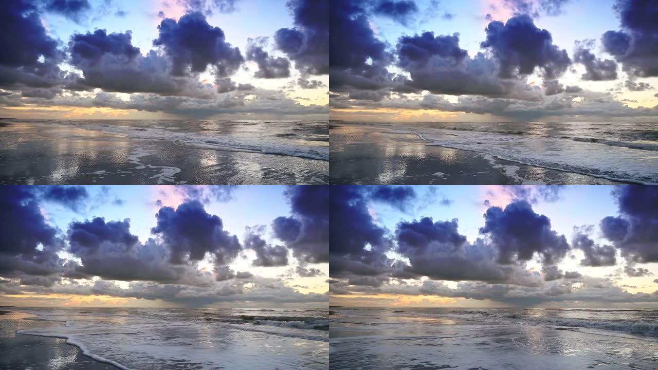 在特塞尔岛 (Texel island) 经历了风雨如磐的秋日之后，北海海滩的日落