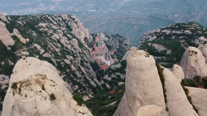 与西班牙加泰罗尼亚巴塞罗那的圣玛丽亚·德·蒙特塞拉特修道院一起拍摄了蒙特塞拉特多峰山的空中无人机。慢