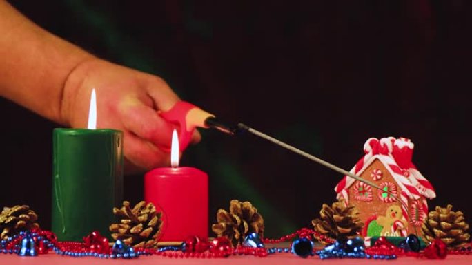 新年视频屏幕保护程序两支蜡烛和一个燃烧的烟火。