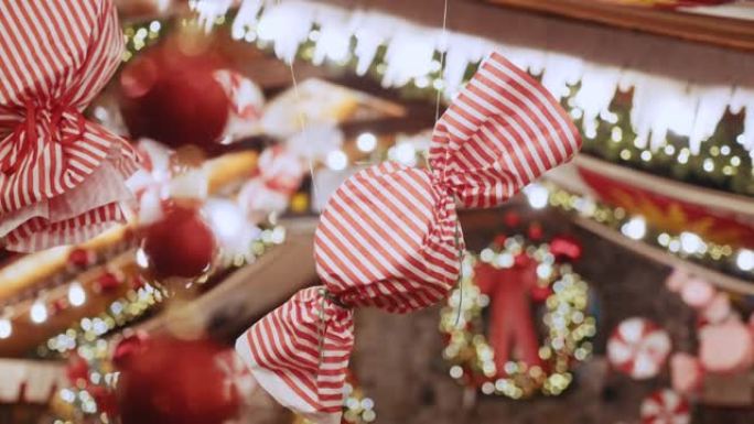糖果形式的大型圣诞节装饰挂在漂亮的房子或商店里。新年树上的圣诞舞会和装饰糖果，圣诞气氛，圣诞快乐和新