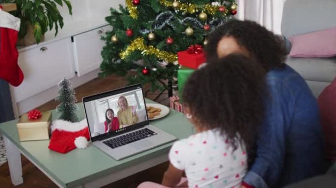 非裔美国母女在圣诞节与女性朋友和女儿进行视频通话