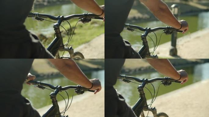 男子手握自行车车把的特写镜头