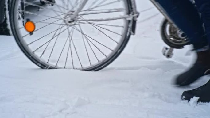在美丽寒冷的冬日，意外的强降雪暴风雪降雪后，女孩与城市自行车一起走过新鲜的大雪