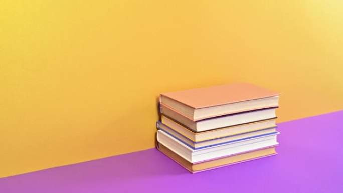 柔和的精装复古书籍在金色紫色背景上订购一对一。停止运动动画