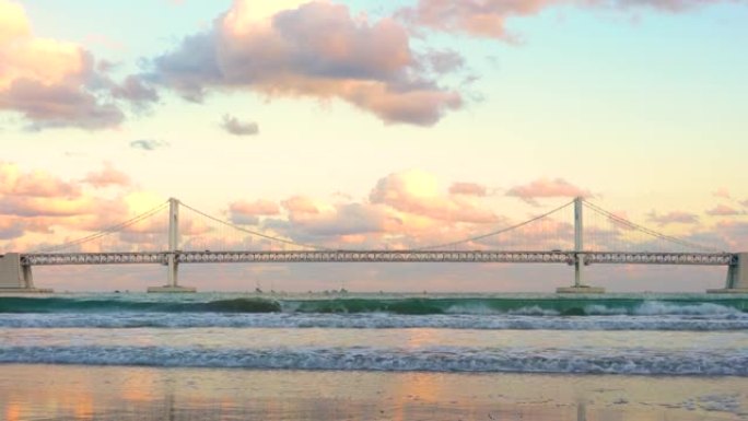 韩国釜山有海滩的广安大桥的日落